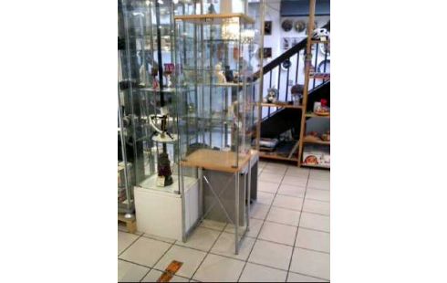 VITRINE 2-T GLAS AUF METALLGESTELL