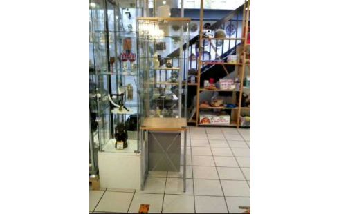 VITRINE 2-T GLAS AUF METALLGESTELL