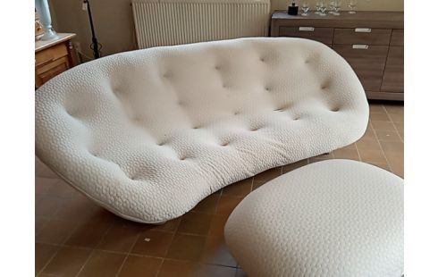 CANAPE PLOUM LIGNE ROSET + POUF TISSU BEIGE