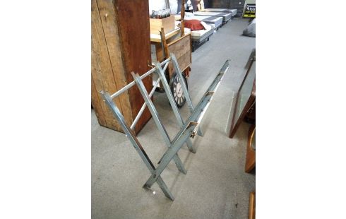 SUPPORT METAL DECOUPE BUCHES