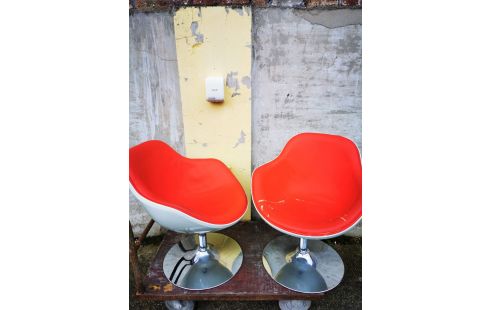 FAUTEUIL DESIGN ROUGE-BLANC À RESTAURER