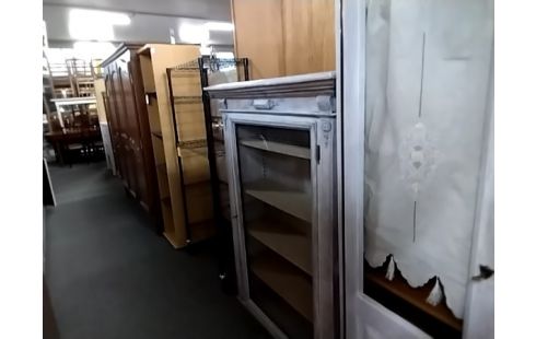 MEUBLE GRIS GRILLAGÉ