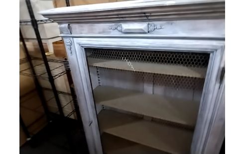 MEUBLE GRIS GRILLAGÉ