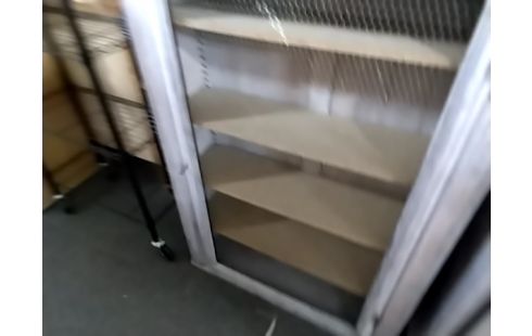 MEUBLE GRIS GRILLAGÉ