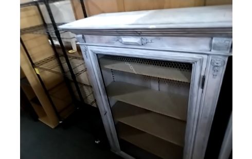 MEUBLE GRIS GRILLAGÉ