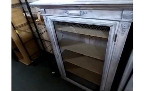 MEUBLE GRIS GRILLAGÉ