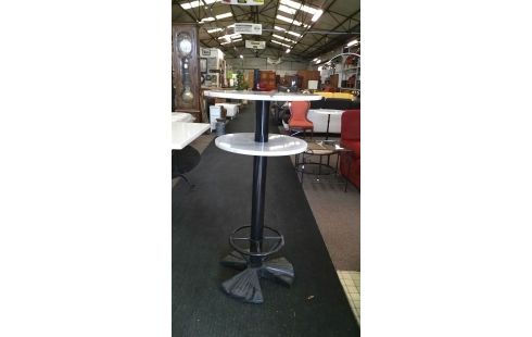 MESA ALTA SOBRE MÁRMOL