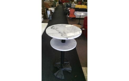 MESA ALTA SOBRE MÁRMOL