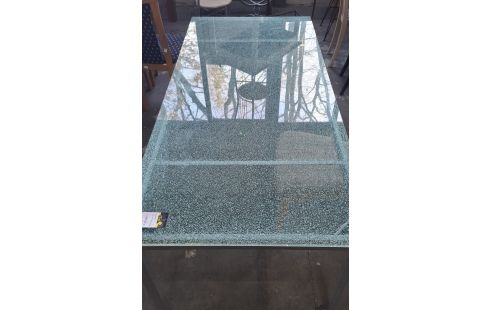 TABLE EFFET VERRE CASSEE