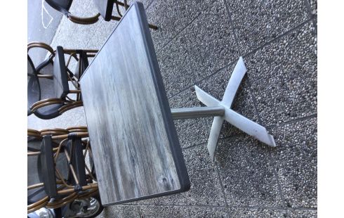 TABLE BISTROT CARREE DESSUS FINITION CHENE