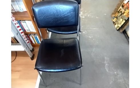 CHAISE Vintage année 70 skaï noir pieds metal