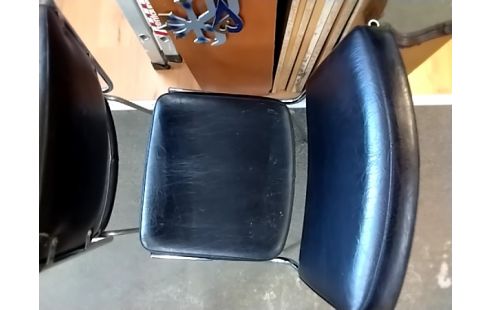 CHAISE Vintage année 70 skaï noir pieds metal