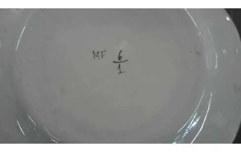 ASSIETTE ANCIENNE  SIGNEE MF