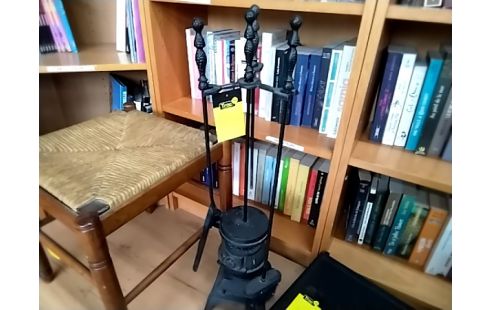 OUTIL DE CHEMINÉE SUR SOCLE