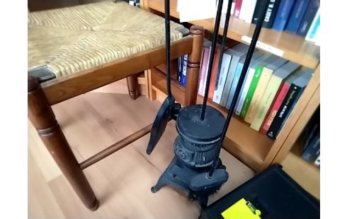 OUTIL DE CHEMINÉE SUR SOCLE