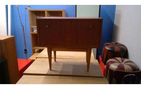 NACHTTISCH IM VINTAGE-STIL