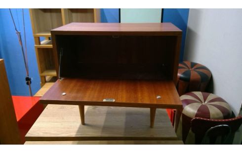 NACHTTISCH IM VINTAGE-STIL