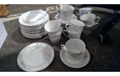 ASSIETTES ET TASSES