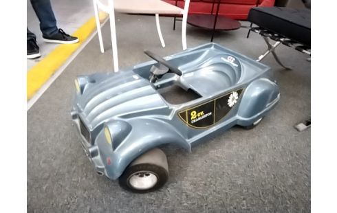 VOITURE A PEDALES 2 CV