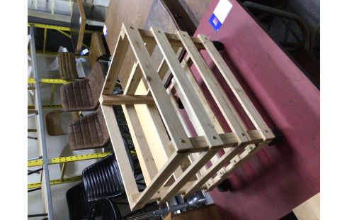 CAISSE EN BOIS SUR ROULETTE