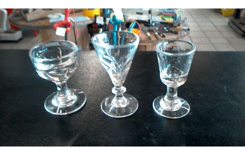 VERRE ANCIEN FAIT MAIN  L'UN