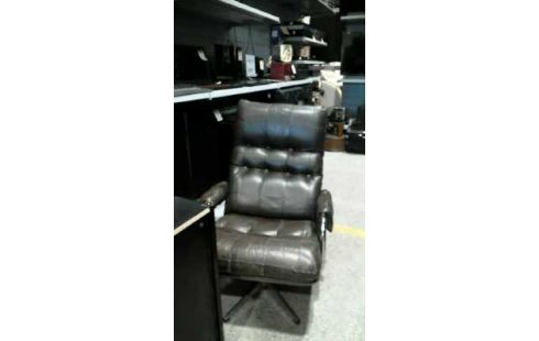 BUTACA. CUERO MARRÓN