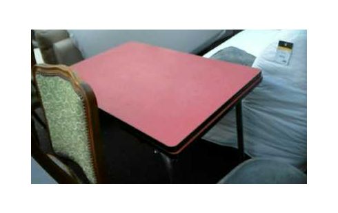TABLE A MANGER FORMICA ROUGE