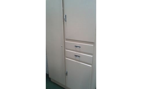 KÜCHENSCHRANK NATURFARBEN IM VINTAGE-STIL 30ER JAHRE