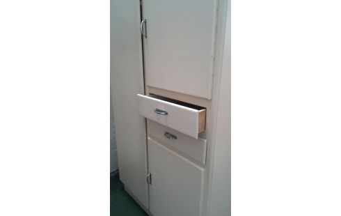 KÜCHENSCHRANK NATURFARBEN IM VINTAGE-STIL 30ER JAHRE