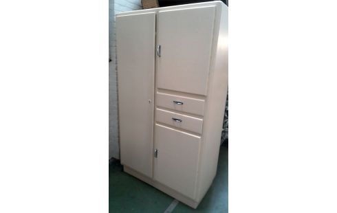 KÜCHENSCHRANK NATURFARBEN IM VINTAGE-STIL 30ER JAHRE