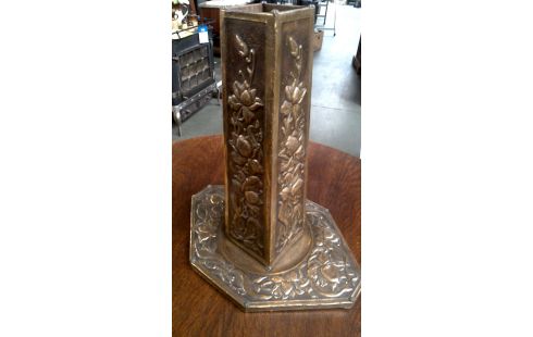 VASE KUPFER MET ART DECO.