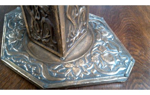 VASE KUPFER MET ART DECO.