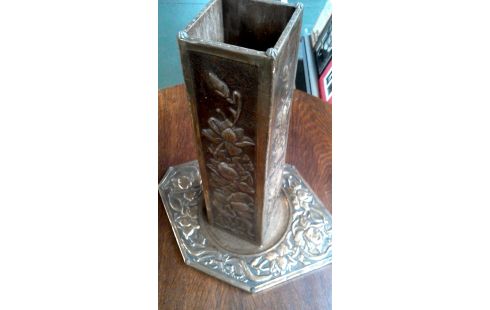 VASE KUPFER MET ART DECO.
