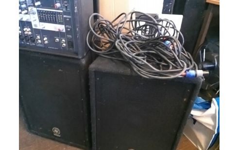 CONSOLE DE MIXAGE YAMAHA + PAIRE D'ENCEINTES YAMAHA