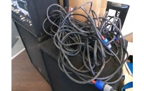 CONSOLE DE MIXAGE YAMAHA + PAIRE D'ENCEINTES YAMAHA