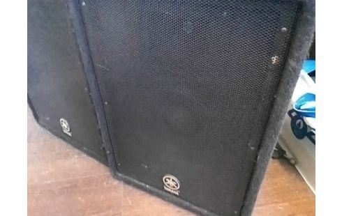 CONSOLE DE MIXAGE YAMAHA + PAIRE D'ENCEINTES YAMAHA