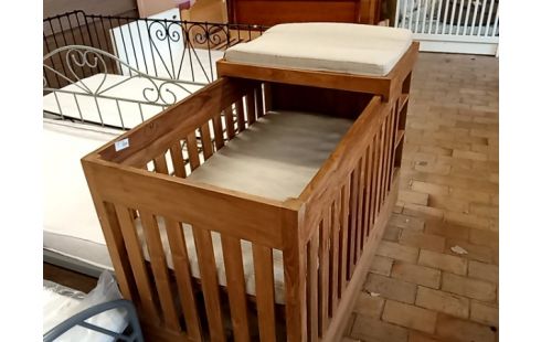 LIT BEBE TECK TABLE A LANGER ET ETAGERE ATTENANTES