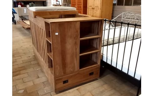 LIT BEBE TECK TABLE A LANGER ET ETAGERE ATTENANTES