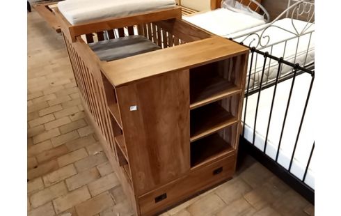LIT BEBE TECK TABLE A LANGER ET ETAGERE ATTENANTES