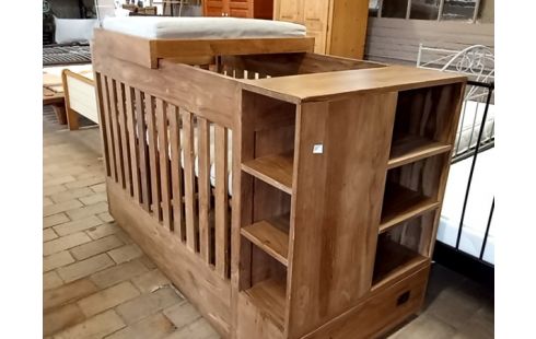 LIT BEBE TECK TABLE A LANGER ET ETAGERE ATTENANTES