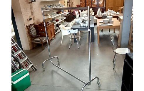 TRINGLE A VETEMENTS SUR ROULETTES TRINGLE A RIDEAU