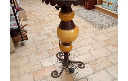 LAMPE SUR PIED JAUNE ET FER FORGE s