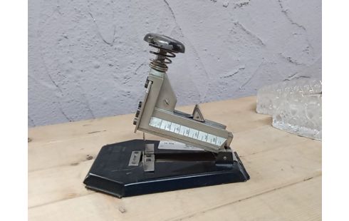 AGRAFEUSE MANUELLE AG12