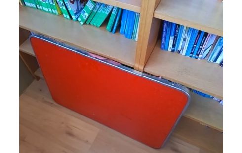 TABLE DE CAMPING ROUGE PLIANTE