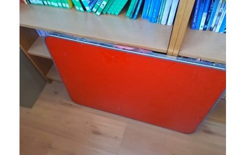 TABLE DE CAMPING ROUGE PLIANTE