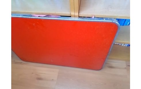 TABLE DE CAMPING ROUGE PLIANTE