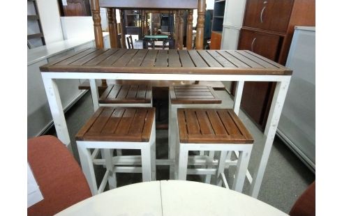 MANGE DEBOUT 4 TABOURETS