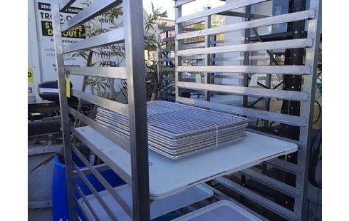 DESSERTE DE RESTAUTATION AVEC GRILLE