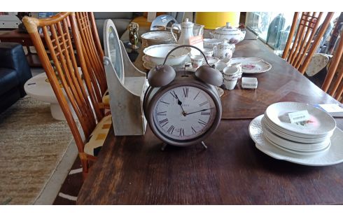 HORLOGE TYPE RÉVEIL GRIS