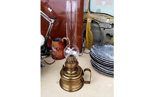 LAMPE A PETROLE LAITON